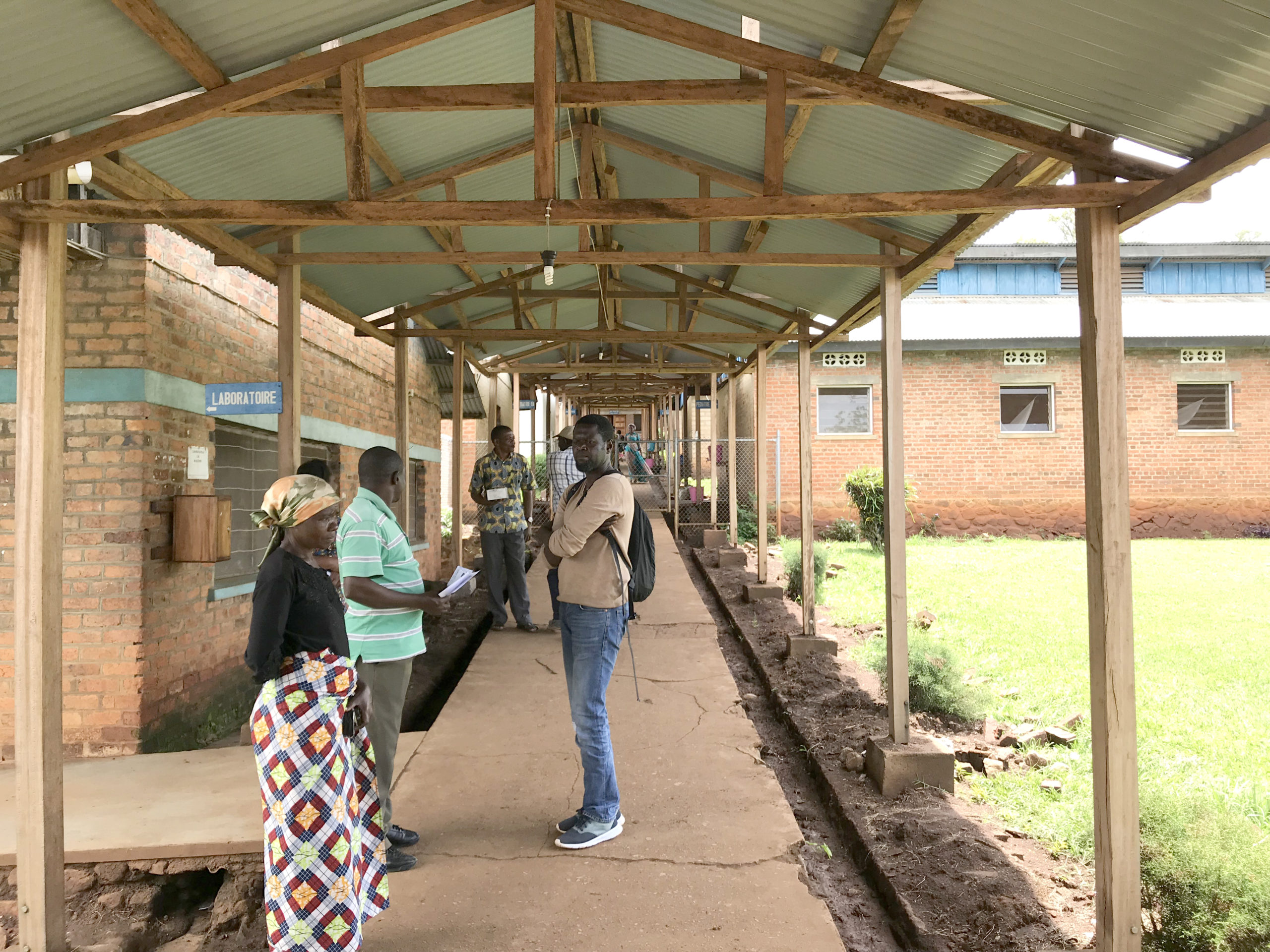 Le couloir couvert récemment construit.