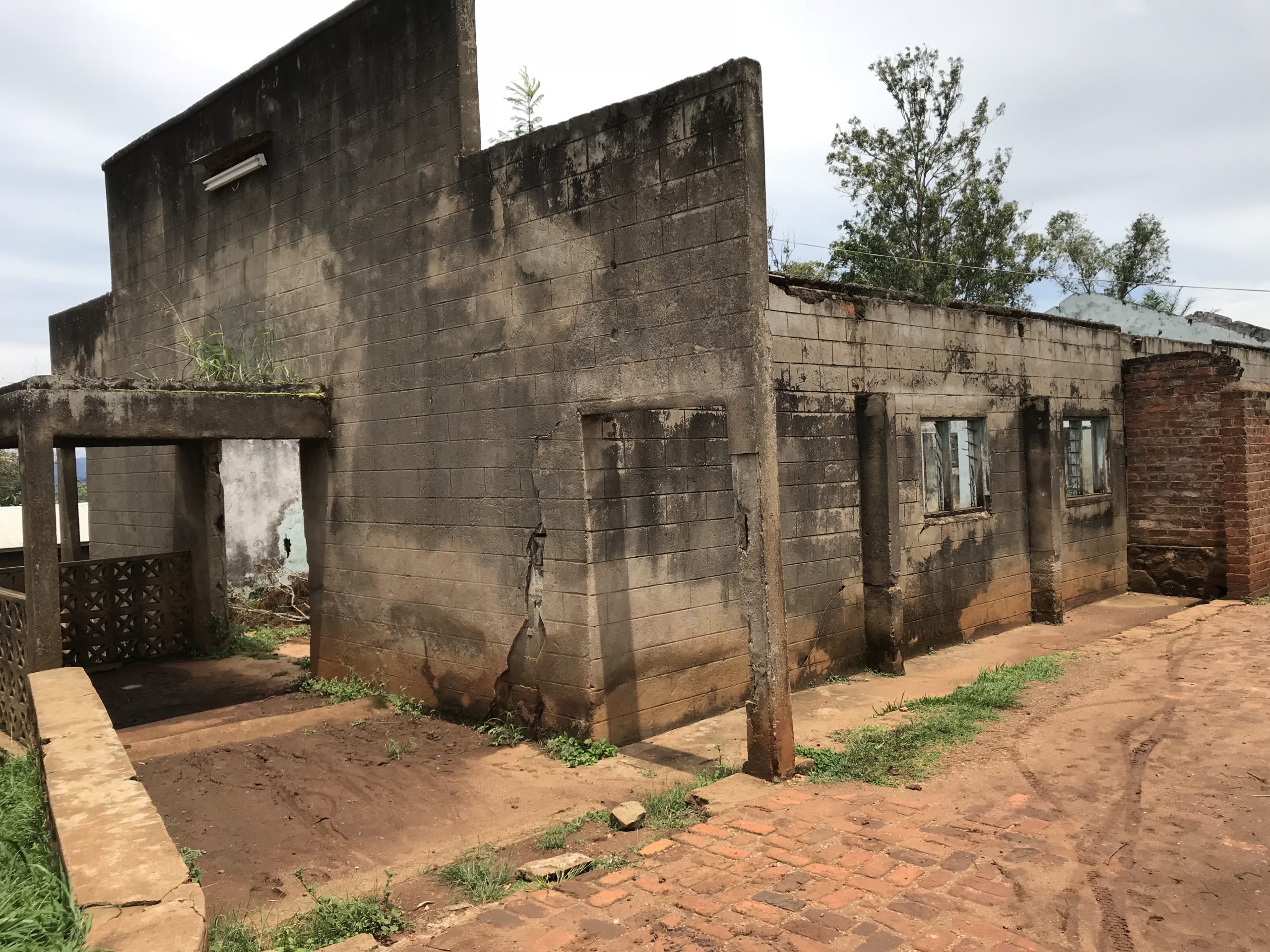 La chapelle du Centre médical évangélique, encore marquée par les stigmates de la guerre de 2002.